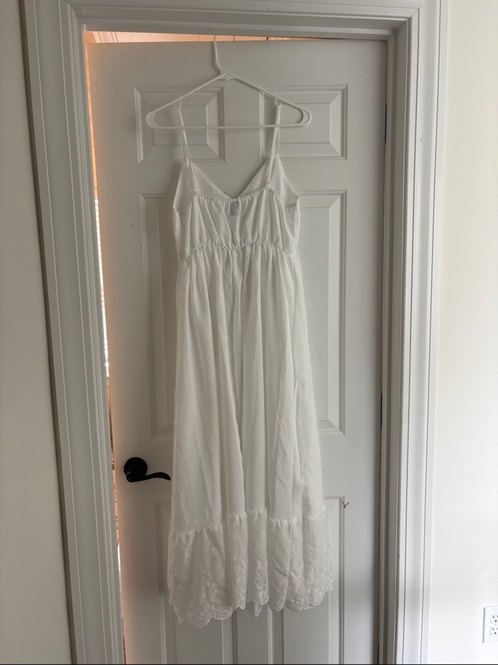 Women’s White Lace-Hem Maxi Dress - Elegant Summer Slip Style - Picture 4 of 6